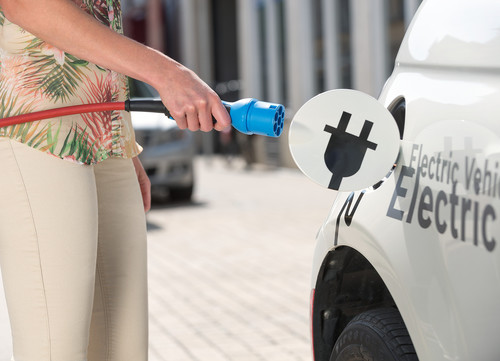 Elektroautos: Schon in fünf  Jahren erwartet Bosch Akkus mit doppelter Energiedichte bei halbierten Kosten.