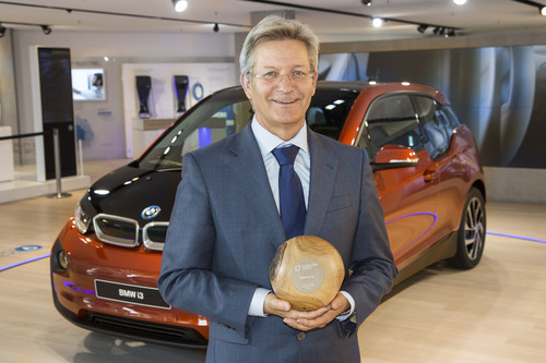 Elmar Frickenstein, Leiter Elektrik, Elektronik und Fahrerlebnisplatz bei BMW, nahm den „Green Tec Award 2015“ für den multimodalen Routenplaner entgegen.