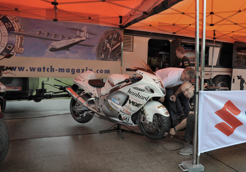 Elmar Geulen bereitet die Suzuki Hayabusa für den Weltrekordversuch vor.