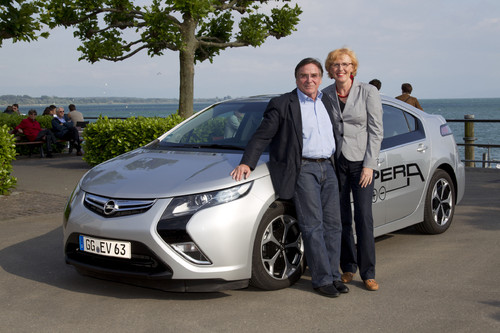 Elmar und Anita Wepper mit dem Opel Ampera am Bodensee.