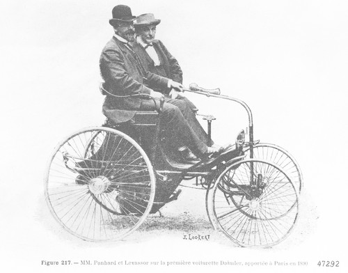 Emile Levassor (vorne) und René Panhard auf dem ersten nach Frankreich gelieferten Daimler Stahlradwagen, der auf der Weltausstellung in Paris im Jahr 1890 präsentiert wurde.