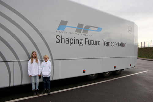 Emma und Nick, Nachwuchsreporter von Genius, sind die ersten Kinder weltweit, die sich vom autonomen Mercedes-Benz Actros über die Autobahn fahren lassen.