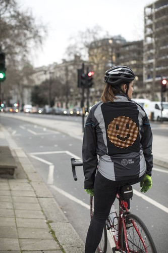 Emoji-Jacke von Ford für Radfahrer.
