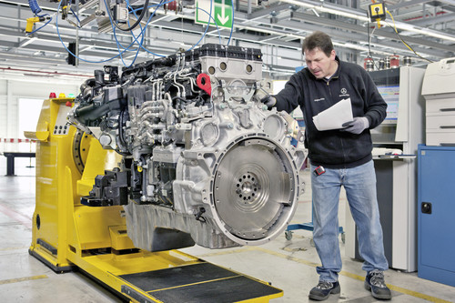 Endkontrolle eines Heavy-Duty-Motors im Mercedes-Benz-Werk Mannheim.
