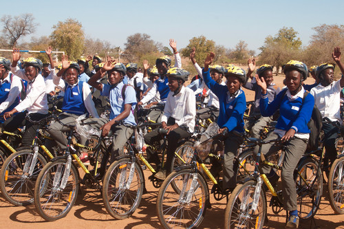 Endlich nicht mehr zu Fuß zur Schule: Übergabe der über die Hilfsaktion von „ZF hilft.“ finanzierten Fahrräder an Schüler in Südafrika. 