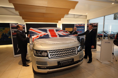 Enthüllen den neuen Range Rover (von links): Peter J. Gress, Land Rover Brand Director Deutschland, der britscher Außenminister William Hague und der britische Botschafter Simon McDonald.