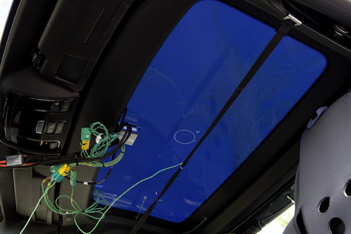 Erbrobung des Mercedes-Benz SLK: Sensoren messen den Temperaturverlauf im Glasdach während sich die Transparenz ändert.