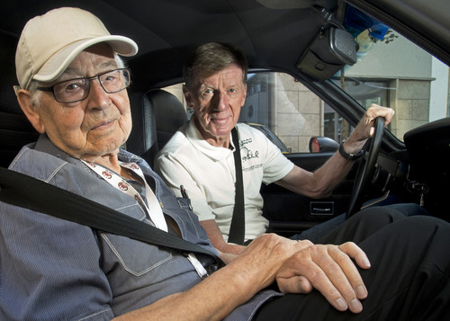 Erhard Schnell (l.) mit Rallye-Legende Walter Röhrl bei einer Oldtimerveranstaltung.