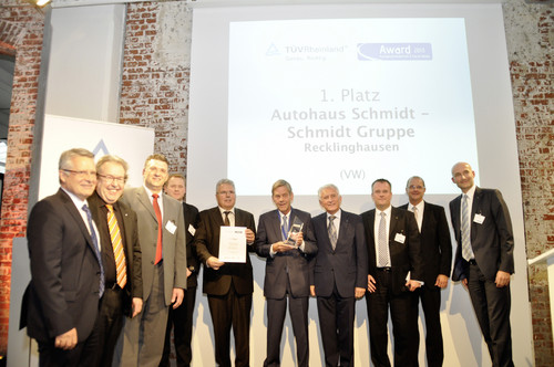 Eric Schmidt (6.v.l.), Geschäftsführer des Autohauses Schmidt, nimmt gemeinsam mit seinem Team den Kundenzufriedenheits-Award des TÜV Rheinland entgegen.