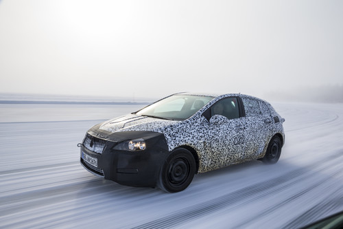 Erlkönig: Getarnter Opel Astra bei Wintertestfahrten.