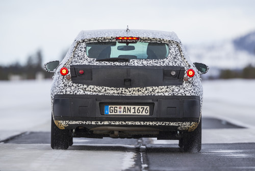 Erlkönig: Getarnter Opel Astra bei Wintertestfahrten.