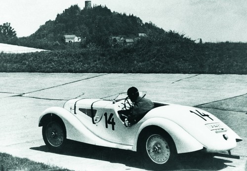 Ernst Henne im ersten BMW 328 Prototyp vor dem Start zum Eifelrennen 1936.