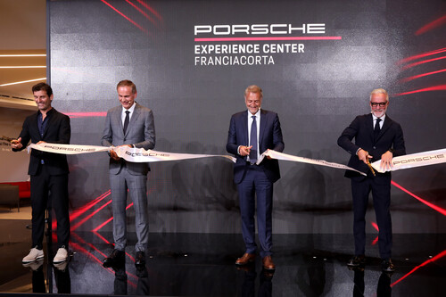 Eröffnen das Porsche Experience Center in Franciacorta (v.l.): Markenbotschafter Mark Webber, Vorstandsvorsitzender Oliver Blume, Vertrieb- und Marketingvorstand Detlev von Platen und Italienchef Pietro Innocenti.