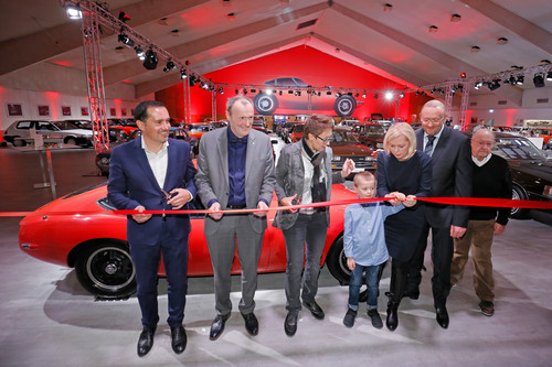 Eröffnen die Toyota Collection (v.l.): Deutschland-Geschäftsführer Tom Fuy, Bürgermeister Dr. Ralf Heinen und die Familie Pichert.