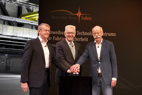Eröffneten das neue Technologiezentrum Fahrzeugsicherheit (TFS) von Daimler in Sindelfingen (v.l.): Forschungs- und Entwicklungsvorstand Prof. Dr. Thomas Weber, Ministerpräsident Winfried Kretschmann und Konzernchef Dr. Dieter Zetsche.