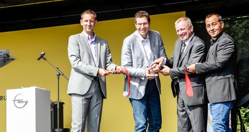 Eröffneten das neue Warenverteilzentrum von Opel in Bochum (v.l.): Jens Klupiec, Direktor der europäischen Warenverteilzentren, Oberbürgermeister Thomas Eiskirch, Vertriebschef Peter Küspert und Betriebsratsvorsitzender Murat Yaman.