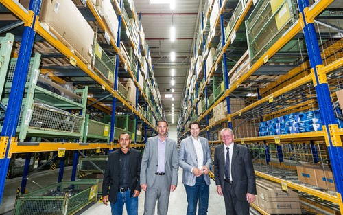 Eröffneten das neue Warenverteilzentrum von Opel in Bochum (v.l.): nd Betriebsratsvorsitzender Murat Yaman. Jens Klupiec (Direktor der europäischen Warenverteilzentren), Oberbürgermeister Thomas Eiskirch und Vertriebschef Peter Küspert.