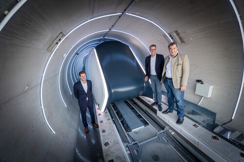 Eröffneten die Hyperloop-Teststrecke der TU München (von links): Technischer Leiter Domenik Radeck, der bayerische Staatsminister Markus Blume und Kunst, und Ministerpräsident Dr. Markus Söder.