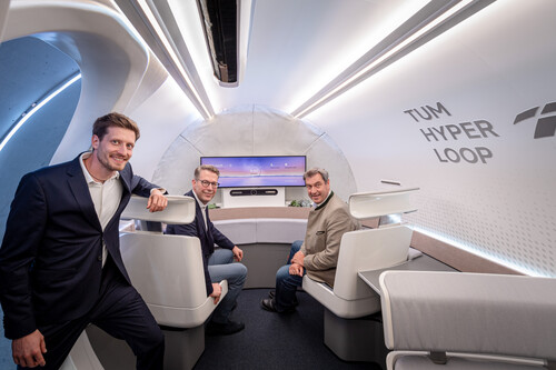 Eröffneten die Hyperloop-Teststrecke der TU München (von links): Technischer Leiter Domenik Radeck, der bayerische Staatsminister Markus Blume und Kunst, und Ministerpräsident Dr. Markus Söder.