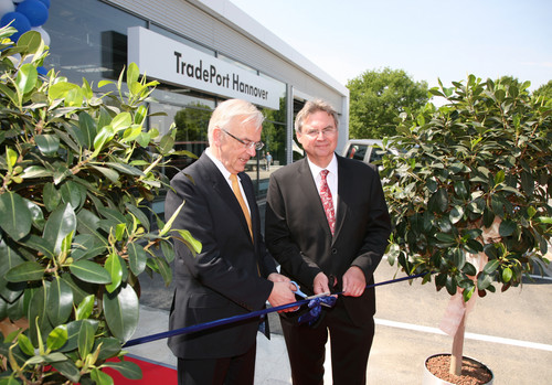Eröffneten gemeinsam den 50. TradePort in Hannover- Bernd Huchzermeyer, Geschäftsführer der VGSG (li) und Hans-Dieter Rybicki, der den TradePort Hannover leiten wird.