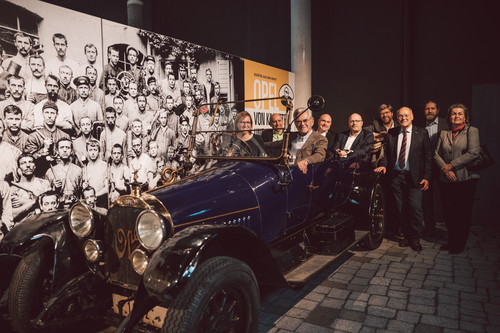 Eröffnung der Ausstellung der Sonderausstellung „Opel – von Kadetten und Kapitänen“ im PS-Speicher mit Vertretern des Museums, der Stiftung, der Stadt und Gästen, die zur Realisierung beigetragen haben.