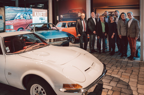 Eröffnung der Ausstellung der Sonderausstellung „Opel – von Kadetten und Kapitänen“ im PS-Speicher mit Vertretern des Museums, der Stiftung, der Stadt und Gästen, die zur Realisierung beigetragen haben.