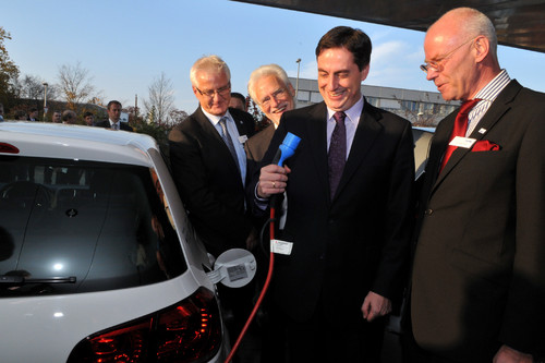 Eröffnung der „eStation“ beim TÜV Nord (von rechts): Vorstandsvorsitzender Guido Rettig und Ministerpräsident David McAllister.