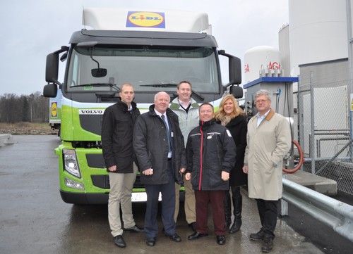 Eröffnung der Methangas-Tankstelle in Järna (von links): Fredrik Ohlsson und Lennart Pilskog von Volvo Trucks, Martin Svedin (Svebol), Gunnar Ekwall (Volvo Trucks), Helena Fornstedt (Statoil) und Roger Andersson (AGA).