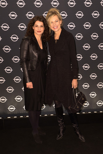 Eröffnung der Opel-Ausstellung „The Adam by Bryan Adams“: Marketingchefin Tina Müller (l.) und Moderatorein Nina Ruge.