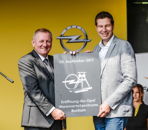 Eröffnung des neuen Warenverteilzentrums von Opel in Bochum (v.l.): Vertriebschef Peter Küspert und Oberbürgermeister Thomas Eiskirch.