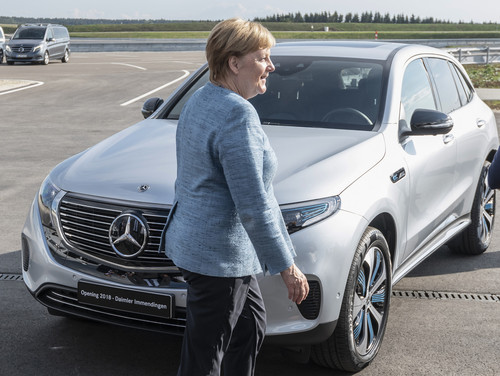 Eröffnung des Prüf- und Technologiezentrums von Daimler in Immendingen (vl.): Bundeskanzlerin Angela Merkel an einem Mercedes-Benz EQC.