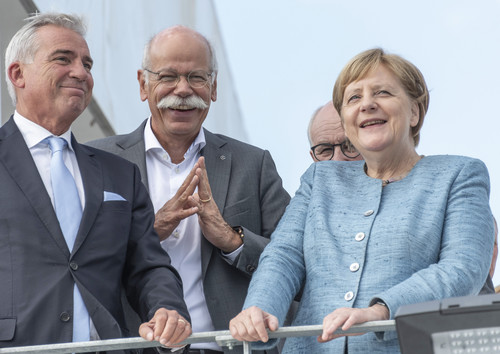 Eröffnung des Prüf- und Technologiezentrums von Daimler in Immendingen (vl.): Stellvertretender Ministerpräsident Thomas Strobl, Vorstandsvorsitzender Dieter Zetsche und Bundeskanzlerin Angela Merkel.
