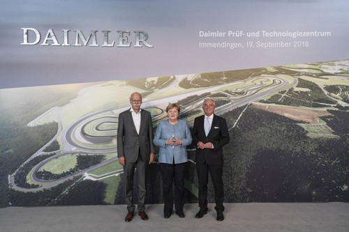 Eröffnung des Prüf- und Technologiezentrums von Daimler in Immendingen (vl.): Vorstandsvorsitzender Dieter Zetsche, Bundeskanzlerin Angela Merkel und stellvertretender Ministerpräsident Thomas Strobl.