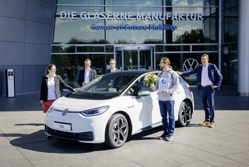 Erste Auslieferungen des VW ID 3 (von links): Silke Bagschik, Danny Auerswald,  Henning Schulzki (alle VW), Kunde Christian Stadler und Reinhard de Vries (VW) vor der Gläsernen Manufaktur Dresden.