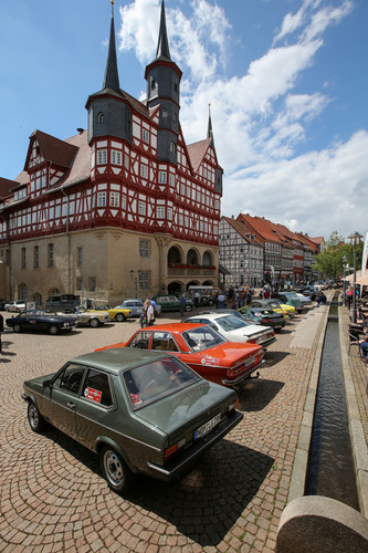 Erste PS.Speicher-Rallye: Das Rallye-Feld vor dem Duderstädter Rathaus.