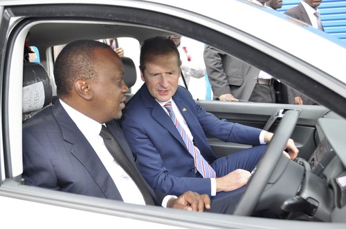 Erster lokal produzierter Volkswagen Polo Vivo: Kenias Staatspräsident Uhuru Kenyatta und Volkswagen CEO Dr. Herbert Diess eröffnen Volkswagen-Fertigung in Kenia.