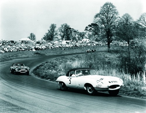 Erster Renneinsatz des Jaguar E: Roy Salvadori und Graham Hill im Oulton Park im Jahr 1961.