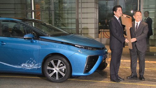 Erster Toyota Mirai ist ausgeliefert. Toyota-Präsident Akio Toyoda (rechts) überreichte den symbolischen Schlüssel für die Limousine an den japanischen Premierminister Shinzo Abe.