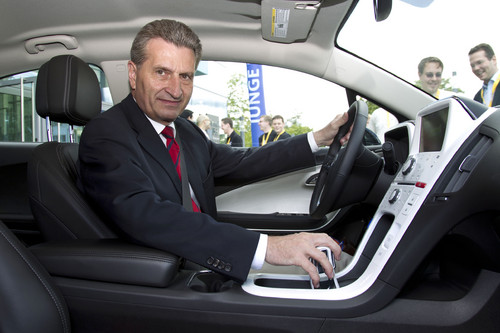 EU-Energie-Kommissar Günther Oettinger fuhr vom Flughafen Frankfurt aus mit dem elektrisch angetriebenen Opel Ampera.