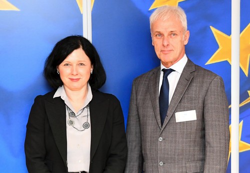 EU-Justiz- und Verbraucherkommissarin Vera Jourová und VW-Chef Matthias Müller.