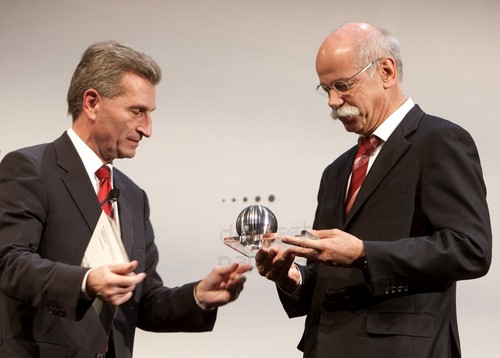 EU-Kommissar Günther H. Oettinger (links) überreicht Daimler-Chef Dr. Dieter Zetsche den „Nachhaltigkeitspreis 2010“ für den Mercedes-Benz Atego Blue Tec Hybrid.