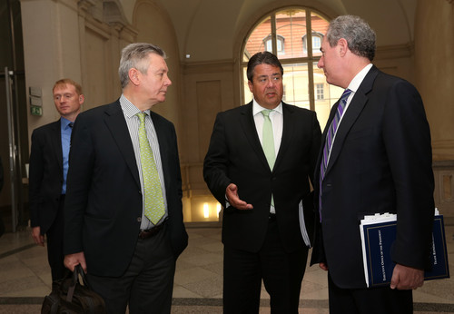 EU-Kommissar Karel De Gucht, Wirtschaftsminister Sigmar Gabriel und US-Handelsbeauftragter Michael Froman.