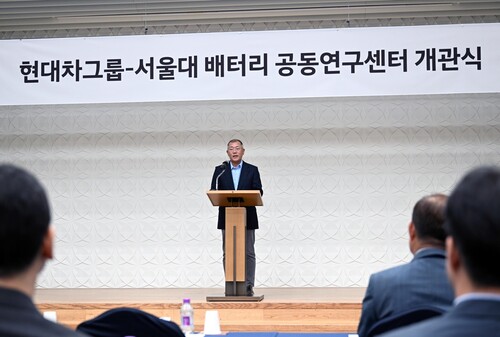 Euisun Chung, Executive Chair der Hyundai Motor Group, eröffnet das gemeinsame Batterieforschungszentrum an der Seoul National University.