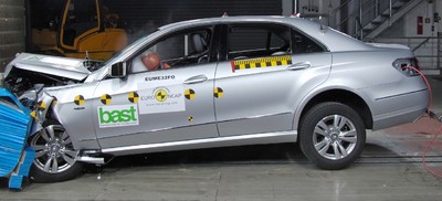 Euro NCAP-Crashtest: Mercedes-Benz E-Klasse.