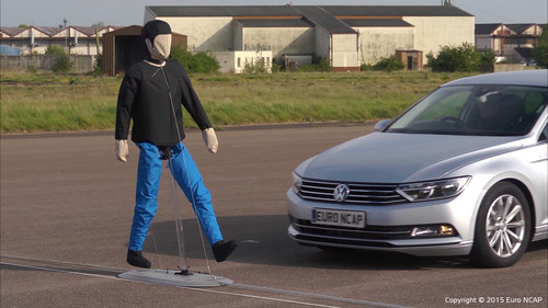 Euro NCAP testet die Fußgängererkennung moderner automatischer Notbremsassistenten.