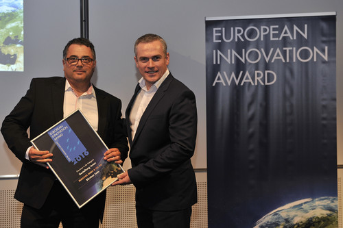 „European Innovation Award of the Caravaning Industry“ für Bürstner (v.l.): Produktmanager Markus Pangerl und Martin Vogt, Chefredakteur „Reisemobil International“.