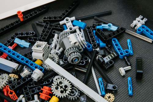 Exemplarische Lego Technic Bauteile für den Konstruktionswettbewerb der Autostadt.