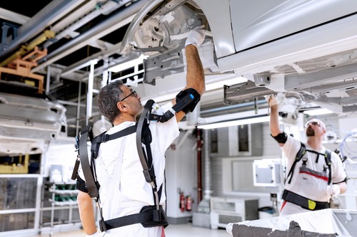 Exoskelette für Tätigkeiten im Überkopfbereich bei Audi.