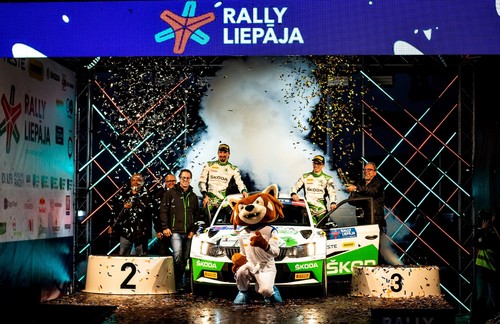 Fabian Kreim und Frank Christian feiern den dritten Gesamtrang in der U28-Wertung der Rallye-Europameisterschaft.