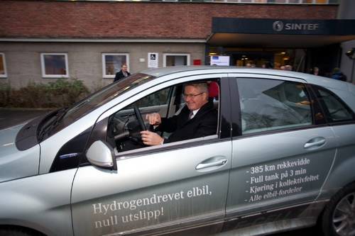 Fabian Stang, Bürgermeister von Oslo, testet den Mercedes-Benz B-Klasse F-Cell.